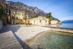 Un angolo di Gargnano affacciato sul lago di Garda, Lombardia, Italia. Questo paese possiede un bel centro storico.
