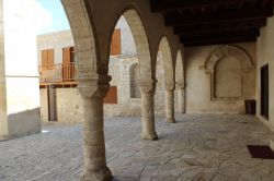 Un angolo pittoresco del villaggio di Omodos attraverso le arcate di un edificio (isola di Cipro).



