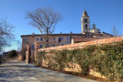 Un'antica abbazia abbandonata e una vecchia chiesa nella città di La Morra, Cuneo, Piemonte
