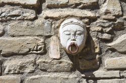 Un antico anello da muro per legare i cavalli nel centro di Guardia Perticara, Basilicata.
