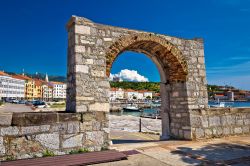 Un antico arco nel centro storico di Senj e il lungomare, Croazia.



