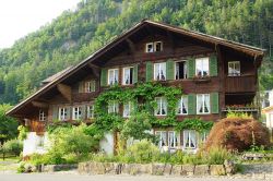 Un antico chalet in legno e muratura vicino a Kapellen, Meiringen (Svizzera) - © Igor Plotnikov / Shutterstock.com