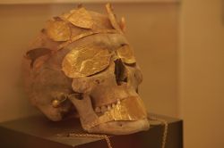 Un antico cranio con decorazioni a foglie d'oro al Museo Archeologico di Amasya, Turchia - © prdyapim / Shutterstock.com