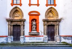 Un antico edificio decorato affacciato su una stretta stradina di Sopron, Ungheria.

