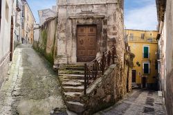 Un antico edificio del centro di Popoli, Abruzzo. Graziosa e gentile, questa località sembra fondersi perfettamente con il paesaggio lussureggiante dell'Abruzzo.
