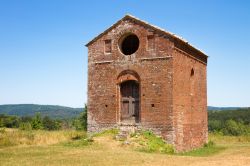 Un antico edificio in mattoni nei pressi dell'Abbazia di San Galgano in Toscana