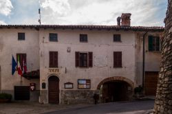 Un antico edificio nel villaggio di Sale San Giovanni, Cuneo, Piemonte. Qui hanno sede il Palazzo Municipale e l'Ufficio Postale - © Edgar Machado / Shutterstock.com