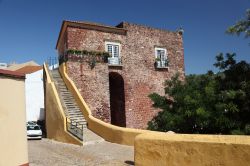 Un antico edificio signorile nel centro storico di Silves, Portogallo. La dominazione araba dell'Algarve ha tracciato il profilo gentilizio dell'abitato.



