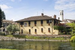 Un antico edificio sul Naviglio a Cassinetta di Lugagnano, Lombardia - © 98331689 / Shutterstock.com