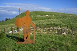 Un antico guerriero nei pressi degli scavi archeologici di Recoaro Terme, Veneto. Si tratta di ritrovamenti che risalgono all'età del bronzo e del medioevo - © giocalde / Shutterstock.com ...