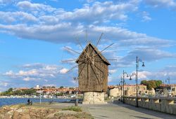 Un antico mulino a vento all'ingresso della cittadina di Nesebăr (Bulgaria), sul Mar Nero.
