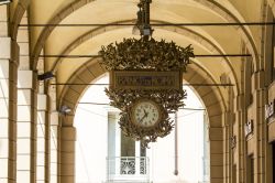Un antico orologio in via Ugo Bassi a Bologna, Emilia-Romagna - © GIANFRI58 / Shutterstock.com