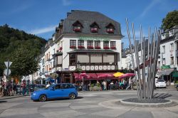 Un antico palazzo ad angolo nel centro di Bouillon, Ardenne, Belgio. Turisti in relax ai tavolini di un caffé all'aperto in una giornata di sole - © T.W. van Urk / Shutterstock.com ...