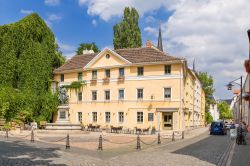 Un antico palazzo con fontana e scultura in bronzo a Weimar, Germania - © Valery Rokhin / Shutterstock.com