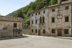 Un antico palazzo dei borgo storico di Follina in Veneto, uno dei borghi più belli d'Italia