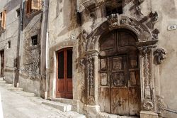 Un antico palazzo del centro di Scanno in Abruzzo - © TTL media / Shutterstock.com