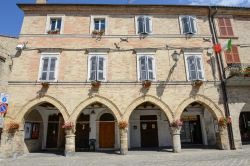 Un antico palazzo del centro storico di Ripatransone nelle Marche, Italia. - © Stefano Ember / Shutterstock.com