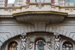 Un antico palazzo in stile europeo a Melbourne, Australia. Particolare delle decorazioni scultoree sulla facciata.

