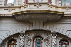 Un antico palazzo in stile europeo a Melbourne, Australia. Particolare delle decorazioni scultoree sulla facciata.

