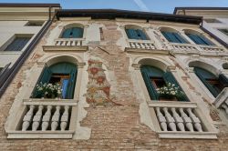 Un antico palazzo nel centro storico di Pordenone, Friuli Venezia Giulia: passeggiando nel cuore della città si possono ammirare splendidi scorci medievali - © Claudia Canton / Shutterstock.com ...