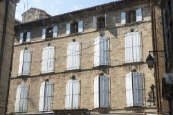 Un antico palazzo nel cuore medievale di Pezenas, Francia.
