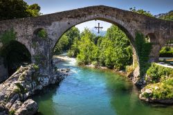 Un antico ponte in pietra a Cangas de Onis, Asturie, Spagna. Siamo nella Cordigliera Cantabrica al limite delle Cime dei Picos d'Europa.

