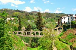 Un antico ponte in pietra nel villaggio toscano di Barga, provincia di Lucca.

