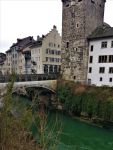 Un antico ponte sul fiume Aare nella cittadina di Brugg, Svizzera.

