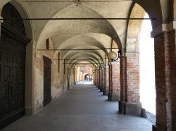 Un antico portico medievale nel centro storico di Cherasco in Piemonte