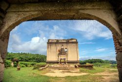 Un antico tempio dedicato a Buddha nel distretto di Sangklaburi, Kanchanaburi (Thailandia).
