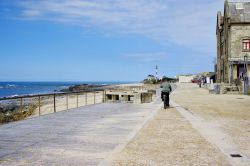 Un anziano in bici sulla passeggiata lungo la spiaggia di Apulia a Esposende, Portogallo. Questa spiaggia fa parte del Parco Naturale del Litorale, uno dei paesaggi naturali più belli ...