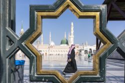 Un arabo passeggia sul piazzale della moschea Nabawi a Medina, Arabia Saudita - © AHMAD FAIZAL YAHYA / Shutterstock.com