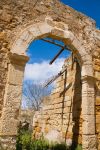 Un arco danneggiato dal terremeto del 1968 a Santa Margherita di Belice in Sicilia