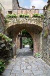 Un arco gotico lungo le mura del Castello di Gropparello - © Mi.Ti. / Shutterstock.com