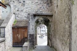 Un arco lungo le mura cittadine di Rapperswil-Jona, Svizzera: queste fortificazioni risalgono al XIII° secolo - © marekusz / Shutterstock.com