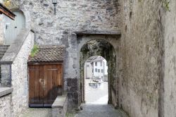 Un arco lungo le mura cittadine di Rapperswil-Jona, Svizzera: queste fortificazioni risalgono al XIII° secolo - © marekusz / Shutterstock.com