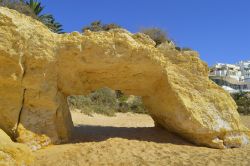 Un arco naturale in pietra nella spiaggia di Armacao de Pera, Portogallo. In Algarve si possono ammirare alcuni paesaggi fra i più suggestivi di tutto il paese.



