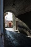 Un arco nel centro di  Biancavilla di Catania, in Sicilia.