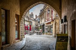 Un arco nel centro sorico di Semur-en-Auxois in Francia - © Nigel Jarvis / Shutterstock.com
