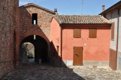 Un arco nel costro storico del borgo di Santarcangelo di Romagna
