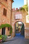 Un arco nel cuore del borgo di Sassetta in Toscana