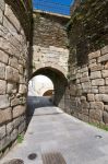 Un arco nelle mura romane di Lugo, Galizia, Spagna. Risalente al terzo secolo, la robusta e imponente cinta muraria è stata inserita dall'Unesco nel patrimonio dell'umanità.
 ...