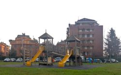 Un'area giochi tra i palazzi di Paderno Dugnano in Lombardia, hinterland milanese.
