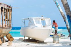 Un artigiano ripara un'imbarcazione per la nuova stagione turistica a Maafushi, Maldive - © Vitaly Khodyrev / Shutterstock.com
