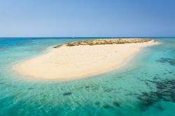 Un atollo con coralli e sabbie nel Mar Rosso nella regione di Berenice in Egitto