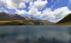 Un bacino d'acqua nei pressi della cittadina tiroloese di Obergurgl, Austria.
