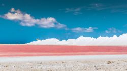 Un bacino di acqua salata sull'isola di Bonaire, Antille. Fra le principali attrazioni dell'isola ci sono le saline che sono oltretutto un importante habitat per fenicotteri, sterne, ...