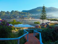 Un bacino idrico al Rak Thai Village all'alba, provincia di Mae Hong Son, Thailandia.

