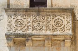Un balcone elegante del municipio di Sternatia in Puglia.