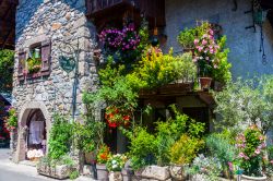 Un balcone fiorito nel bogo di Yvoire, splendida località francese sul Lago di Lemano - © Lewis Liu / Shutterstock.com